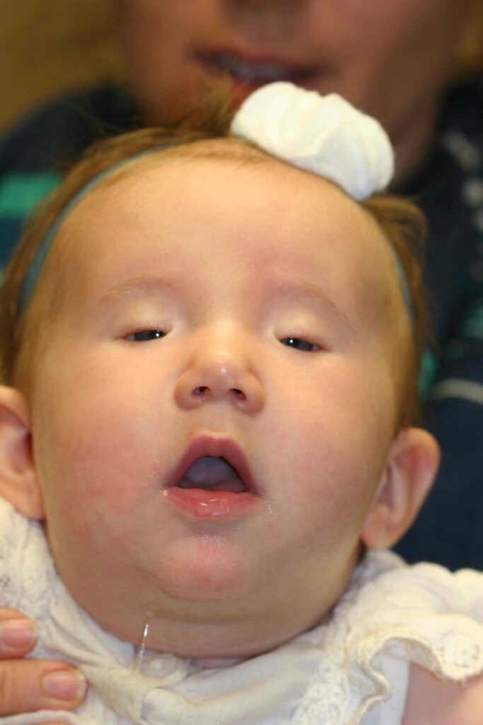 newborn sleep cues such as droopy eyelids and reduced eye contact