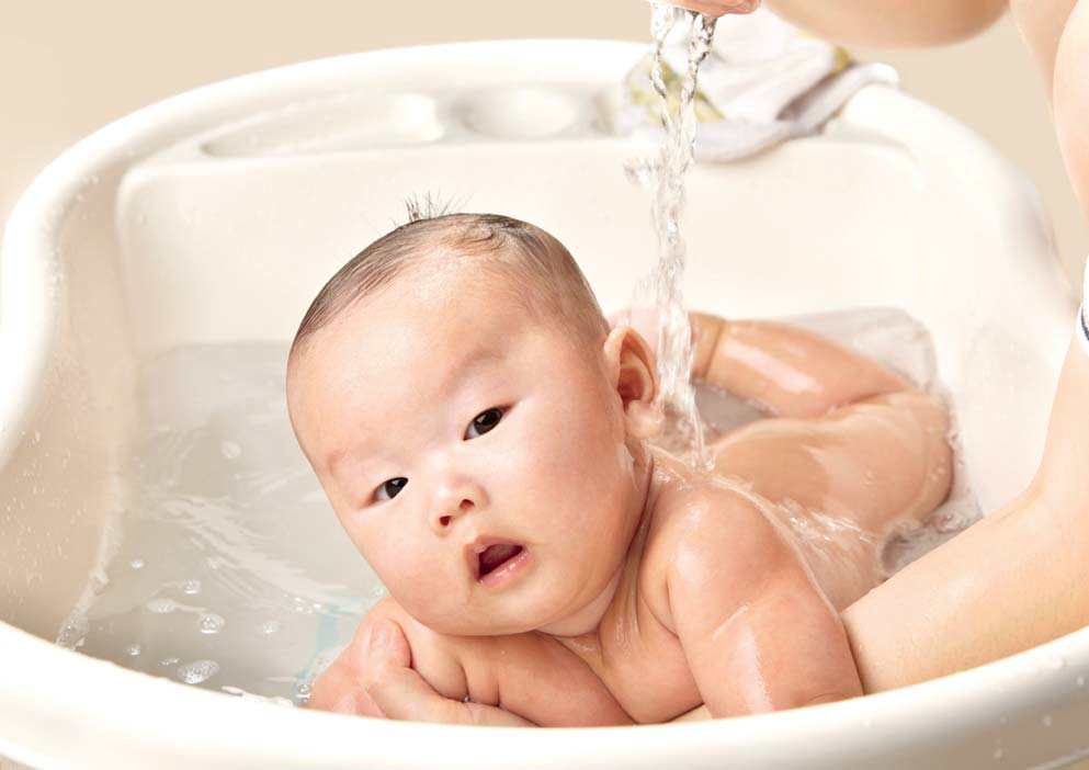 how often should you bathe a newborn daily cleaning